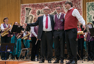 Die Dirigenten Klaus Biedlingmaier, Florian Pallasch und Basti Hoiß (v.l.n.r.) beim Muttertagskonzert 2014 Die Dirigenten Klaus Biedlingmaier, Florian Pallasch und Basti Hoiß (v.l.n.r.) beim Muttertagskonzert 2014