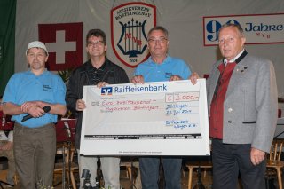 Herr Herbinger von der Raiffeisenbank Wangen (2. v. l.) überreichte eine großzügige Spende an den MV Börtlingen Herr Herbinger von der Raiffeisenbank Wangen (2. v. l.) überreichte eine großzügige Spende an den MV Börtlingen